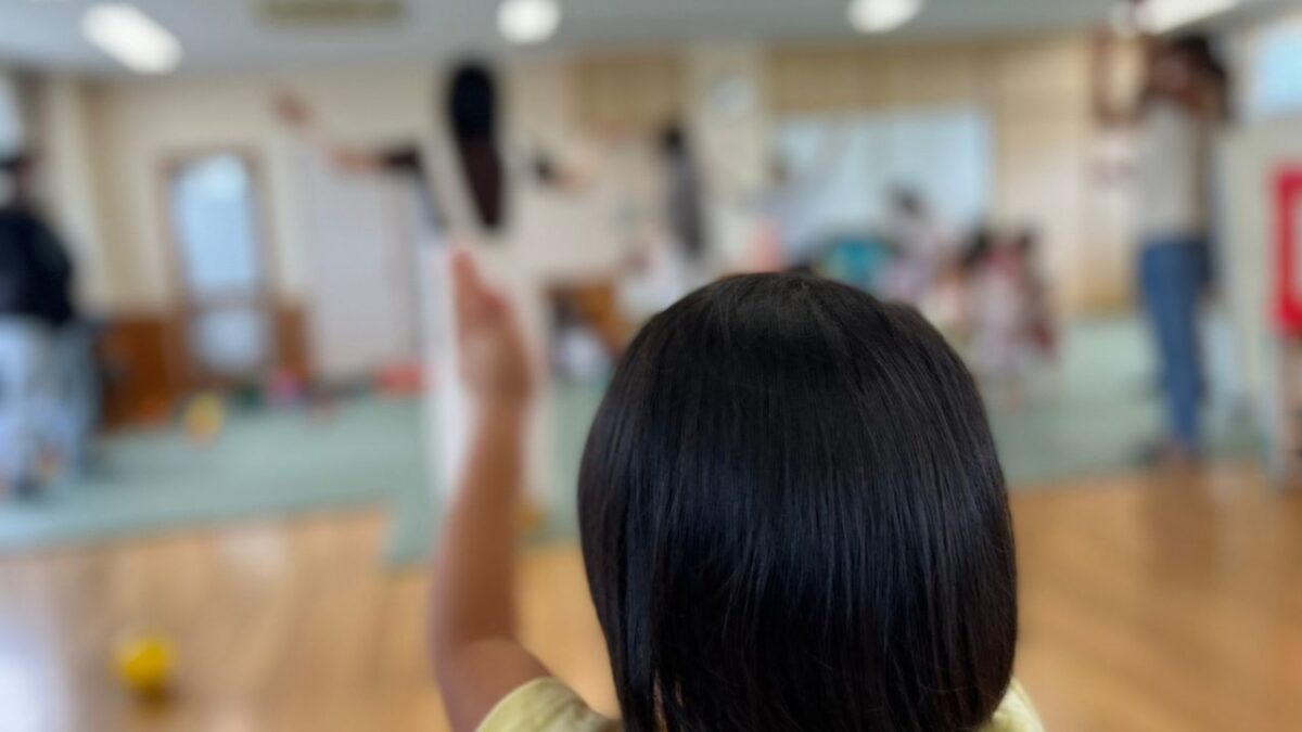 幼稚園で園児に運動指導を行う様子